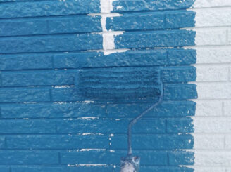 那須塩原市で施工した外壁塗装における外壁の中塗り