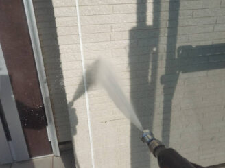 那須塩原市の外壁塗装における高圧洗浄の様子