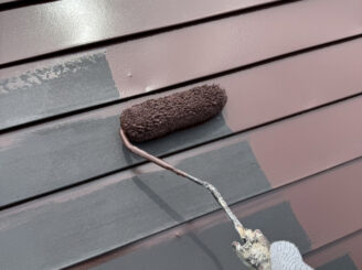 那須塩原市における屋根塗装の中塗り写真