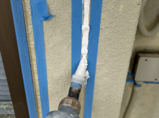 那須塩原市で施工した外壁塗装におけるシーリング充填の様子