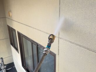 那須塩原市の外壁塗装における高圧洗浄の様子