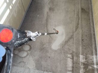 那須塩原市の外壁塗装における高圧洗浄の様子