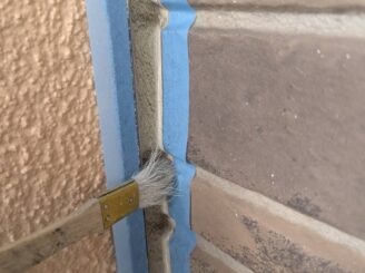 那須塩原市の外壁塗装におけるシーリング施工のプライマー塗布の様子