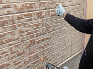 那須塩原市の外壁塗装における上塗りの様子