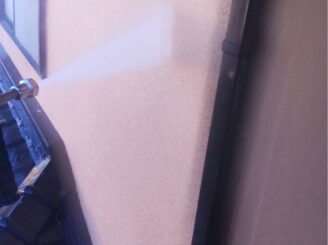 那須塩原市の外壁塗装における高圧洗浄の様子