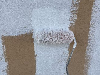 那須塩原市の外壁塗装における下塗りの様子