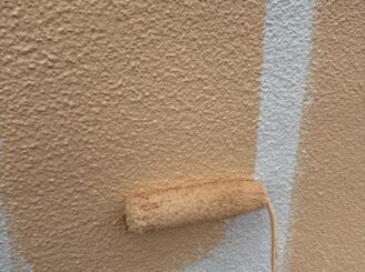 那須塩原市の外壁塗装における中塗りの様子