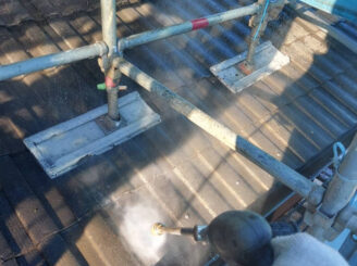 那須塩原市の外壁塗装における高圧洗浄の様子