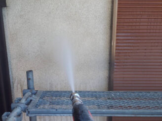 那須塩原市の外壁塗装における高圧洗浄の様子