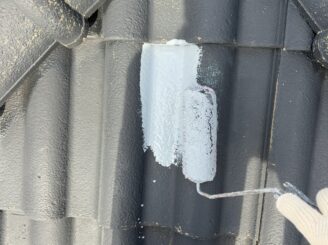 那須塩原市の屋根外壁塗装における屋根下塗りの様子