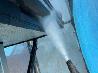 那須塩原市の屋根外壁塗装における高圧洗浄の様子