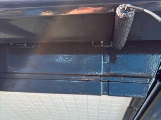 那須塩原市の屋根外壁塗装における付帯部塗装の様子