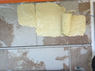 那須塩原市の屋根外壁塗装における外壁中塗りの様子