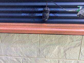 那須塩原市の屋根外壁塗装における付帯部塗装の様子