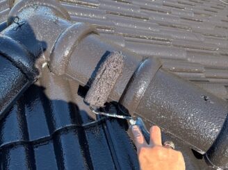 那須塩原市の屋根外壁塗装における屋根下塗りの様子