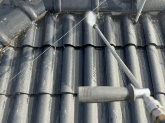 那須塩原市の屋根外壁塗装における高圧洗浄の様子