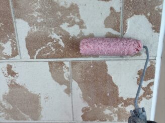 那須塩原市の屋根外壁塗装における外壁下塗りの様子