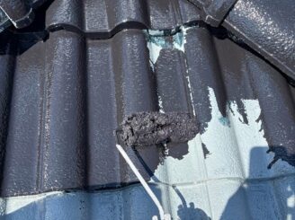 那須塩原市の屋根外壁塗装における屋根中塗りの様子