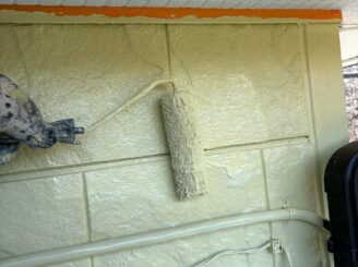 那須塩原市の屋根外壁塗装における外壁上塗りの様子