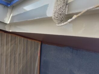 那須塩原市の外壁塗装における破風・軒樋塗装の様子