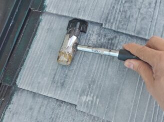 大田原市で施工した屋根カバー・外壁塗装における下屋根のタスペーサー設置