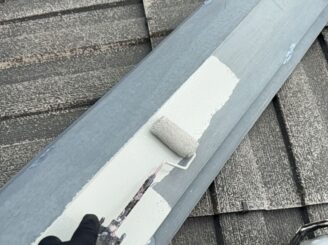 矢板市で行った屋根塗装における板金の下塗り