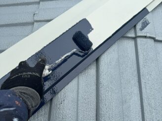 矢板市で行った屋根塗装における板金の中塗り