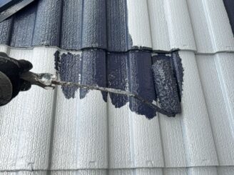矢板市における屋根塗装の中塗り