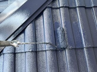 矢板市における屋根塗装の上塗り