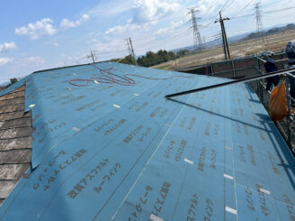 大田原市で行った屋根カバー工事におけるルーフィングシート張り