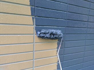 那須町で行った外壁塗装における中塗り